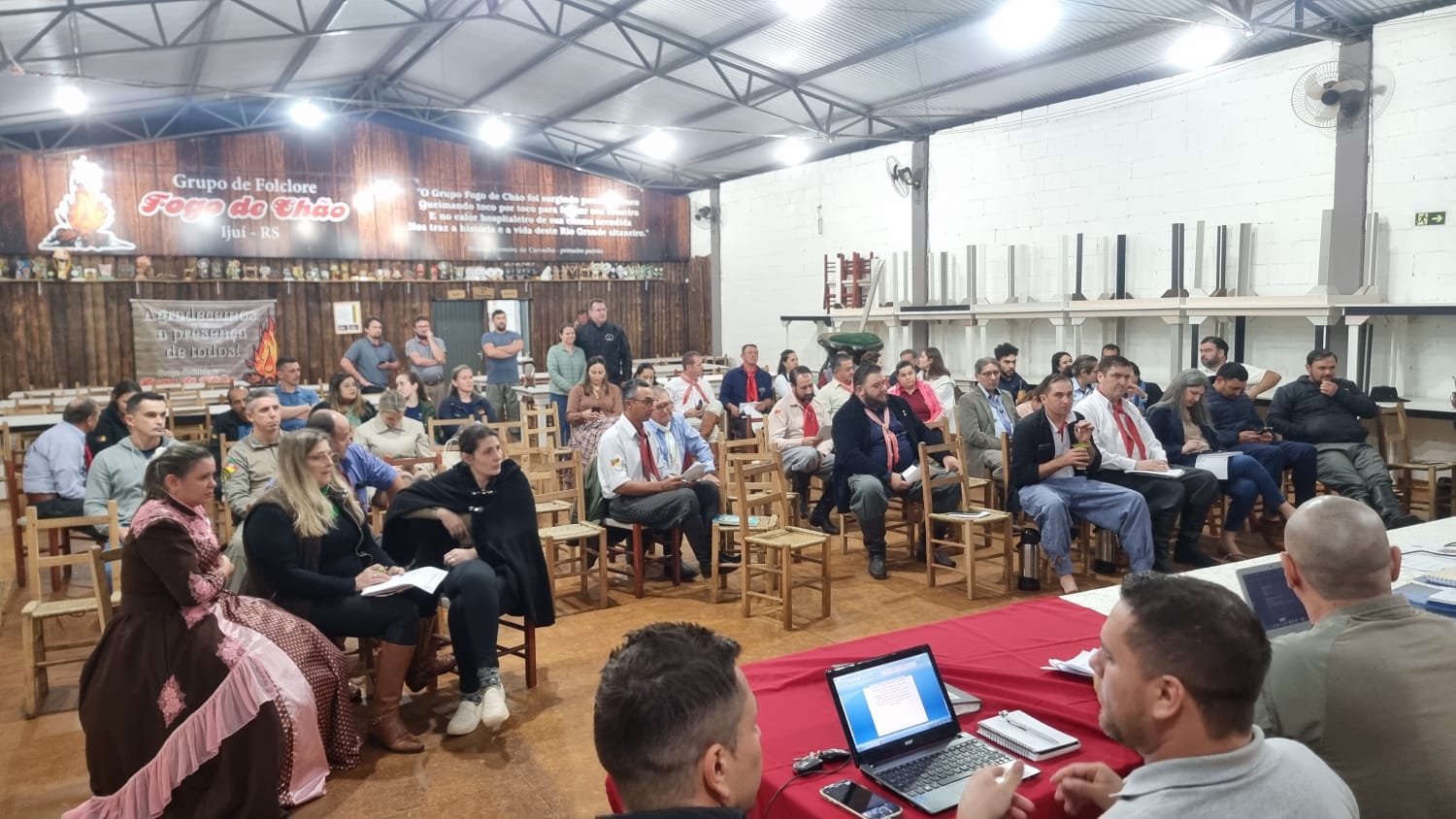 Foto 2: Reunião da ATQG sobre o Desfile Farroupilha
